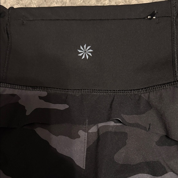 🏃‍♀️ Athleta Black Camo mid-rise Racer Run Shorts | Size Small 🖤 - Picture 5 of 8